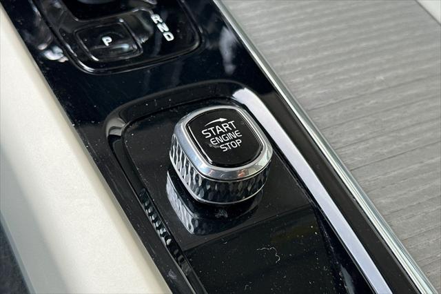2023 Volvo XC60 Recharge T8 Ultimate Dark Theme