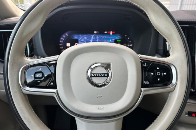 2023 Volvo XC60 Recharge T8 Ultimate Dark Theme