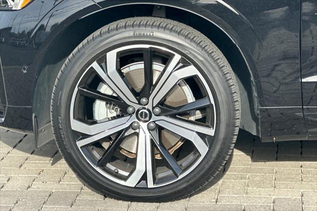 2023 Volvo XC60 Recharge T8 Ultimate Dark Theme