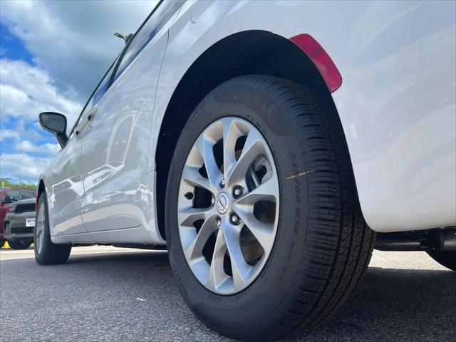 2026 Chrysler Pacifica Select AWD