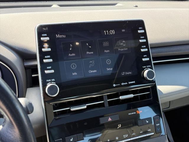 2020 Toyota Avalon Hybrid XLE