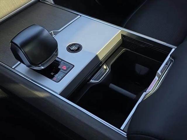 2026 Land Rover Range Rover P615 SV