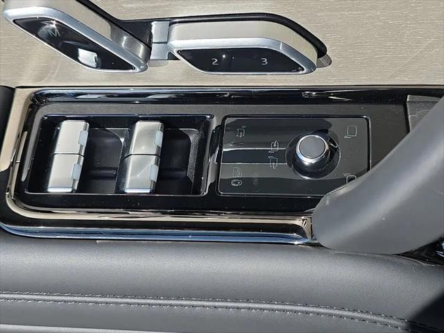 2026 Land Rover Range Rover P615 SV
