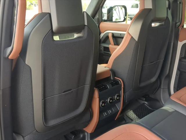 2026 Land Rover Defender P635 OCTA Black