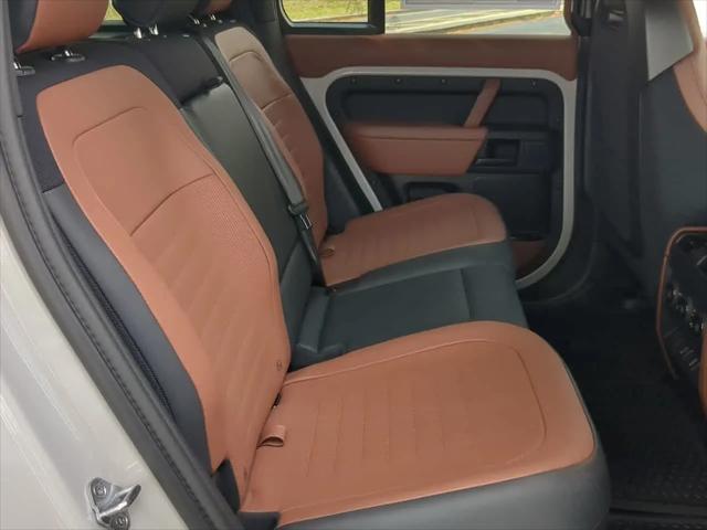 2026 Land Rover Defender P635 OCTA Black