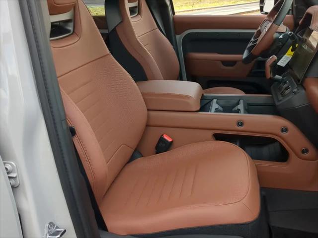 2026 Land Rover Defender P635 OCTA Black