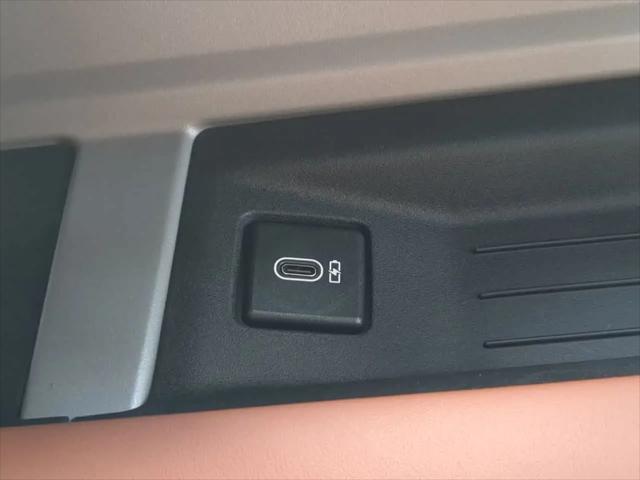 2026 Land Rover Defender P635 OCTA Black