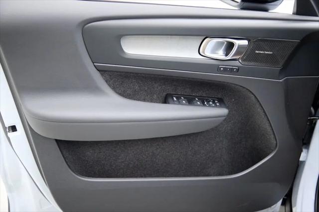 2026 Volvo XC40 Ultra, B5 AWD Gas (mild hybrid), Dark