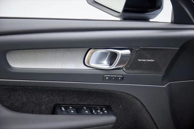 2026 Volvo XC40 Ultra, B5 AWD Gas (mild hybrid), Dark