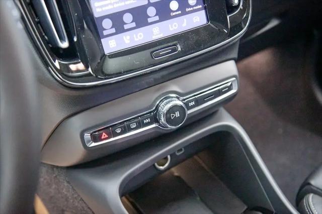 2026 Volvo XC40 Ultra, B5 AWD Gas (mild hybrid), Dark