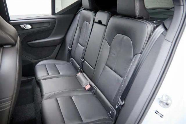 2026 Volvo XC40 Ultra, B5 AWD Gas (mild hybrid), Dark