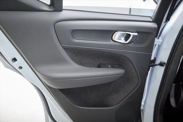 2026 Volvo XC40 Ultra, B5 AWD Gas (mild hybrid), Dark