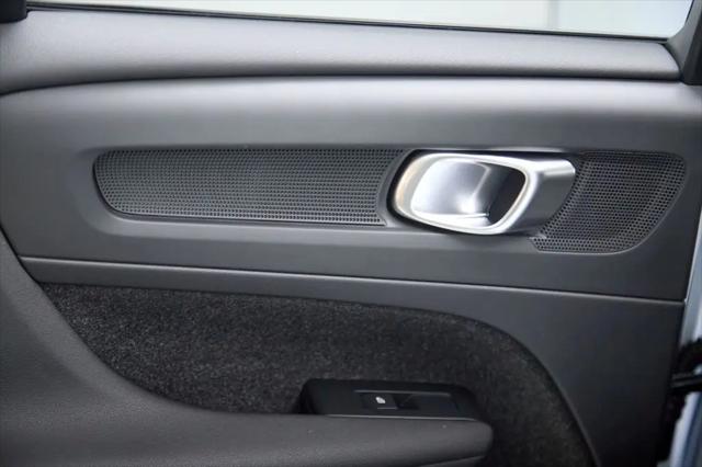 2026 Volvo XC40 Ultra, B5 AWD Gas (mild hybrid), Dark