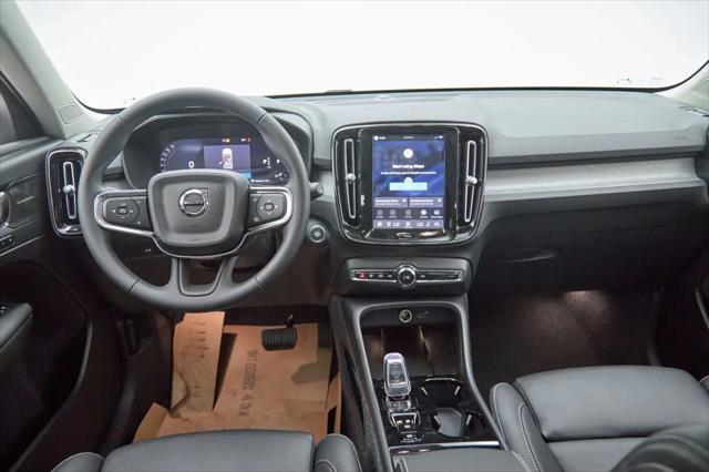 2026 Volvo XC40 Ultra, B5 AWD Gas (mild hybrid), Dark