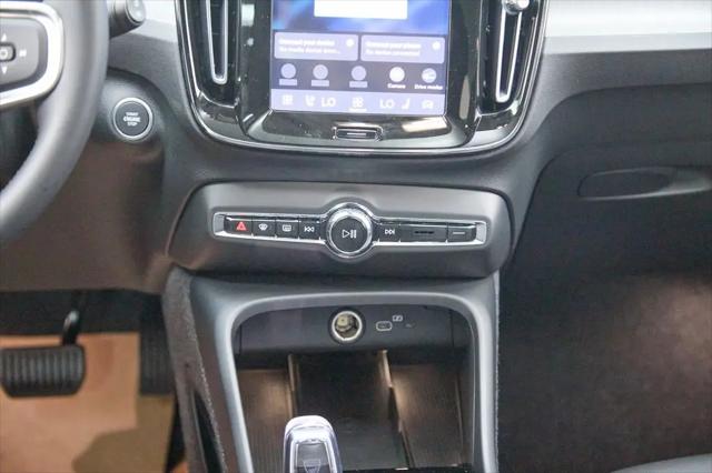 2026 Volvo XC40 Ultra, B5 AWD Gas (mild hybrid), Dark