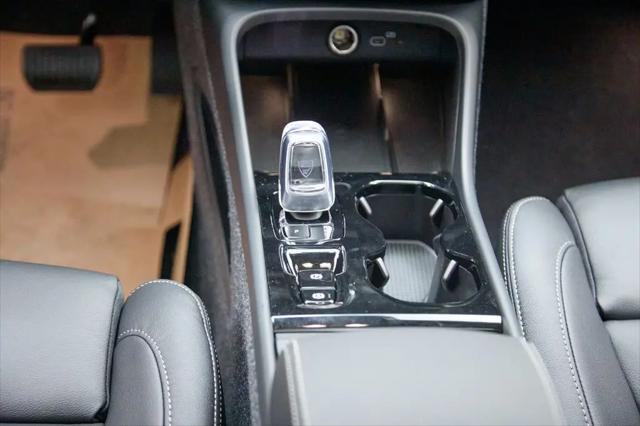 2026 Volvo XC40 Ultra, B5 AWD Gas (mild hybrid), Dark