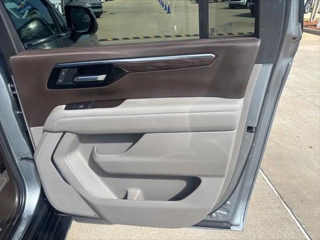 2025 Chevrolet Suburban 4WD LT