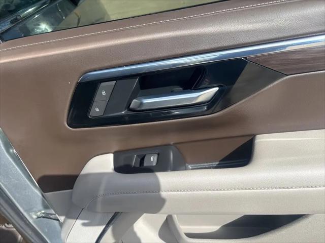 2025 Chevrolet Suburban 4WD LT