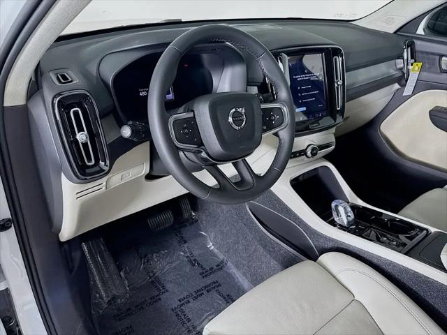 2026 Volvo XC40 Plus, B5 AWD Gas (mild hybrid), Dark