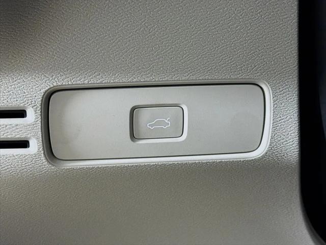 2026 Volvo XC40 Plus, B5 AWD Gas (mild hybrid), Dark