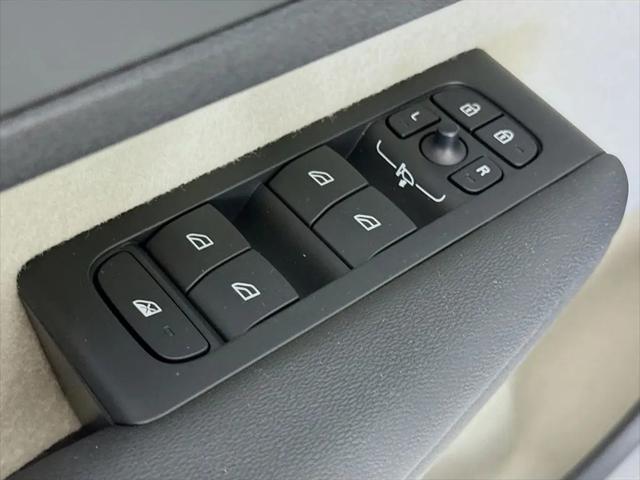 2026 Volvo XC40 Plus, B5 AWD Gas (mild hybrid), Dark