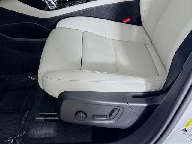 2026 Volvo XC40 Plus, B5 AWD Gas (mild hybrid), Dark