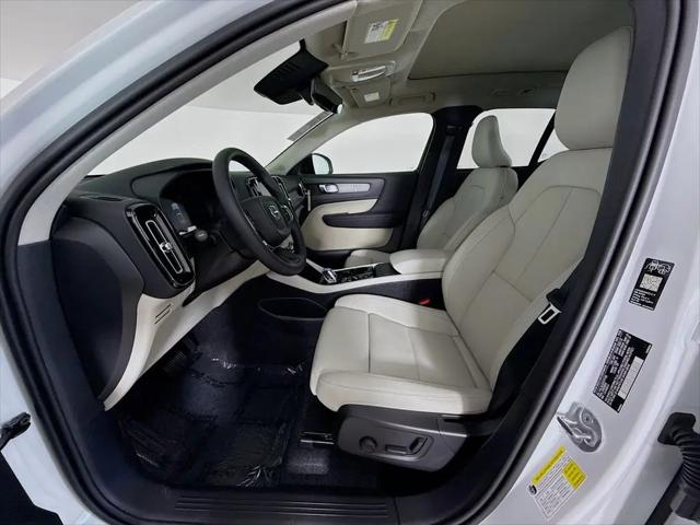 2026 Volvo XC40 Plus, B5 AWD Gas (mild hybrid), Dark