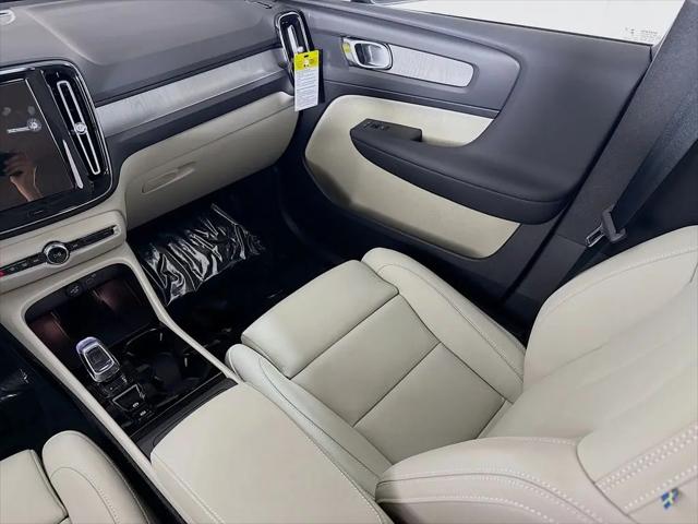 2026 Volvo XC40 Plus, B5 AWD Gas (mild hybrid), Dark