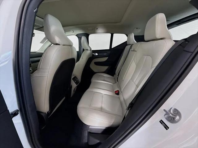 2026 Volvo XC40 Plus, B5 AWD Gas (mild hybrid), Dark