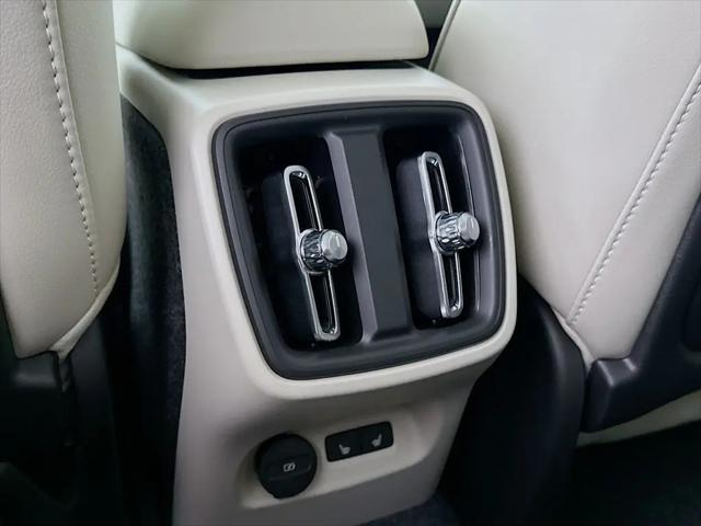 2026 Volvo XC40 Plus, B5 AWD Gas (mild hybrid), Dark