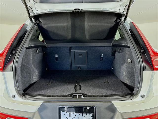 2026 Volvo XC40 Plus, B5 AWD Gas (mild hybrid), Dark