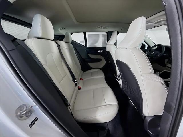 2026 Volvo XC40 Plus, B5 AWD Gas (mild hybrid), Dark