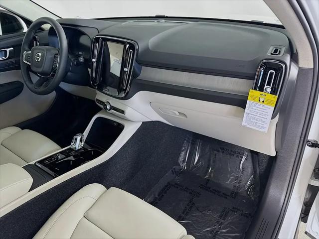 2026 Volvo XC40 Plus, B5 AWD Gas (mild hybrid), Dark