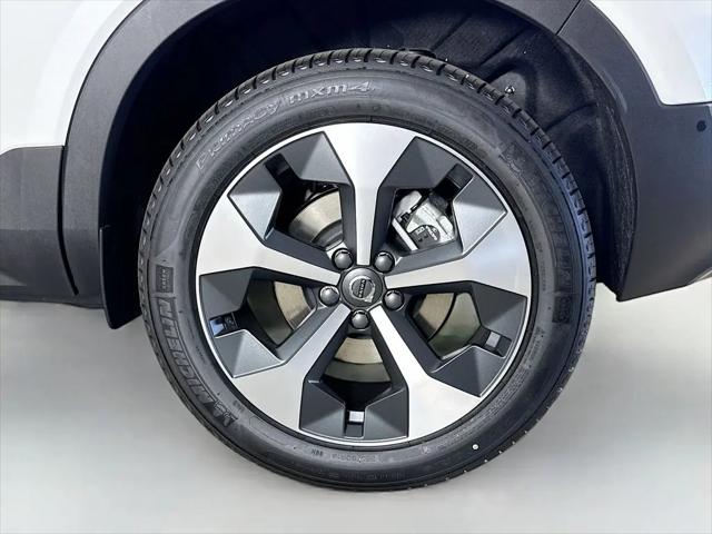2026 Volvo XC40 Plus, B5 AWD Gas (mild hybrid), Dark