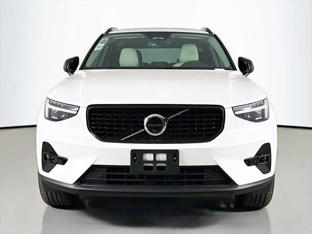 2026 Volvo XC40 Plus, B5 AWD Gas (mild hybrid), Dark