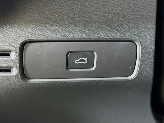 2026 Volvo XC40 Plus, B5 AWD Gas (mild hybrid), Dark