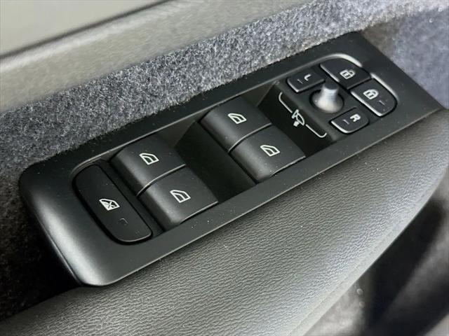 2026 Volvo XC40 Plus, B5 AWD Gas (mild hybrid), Dark