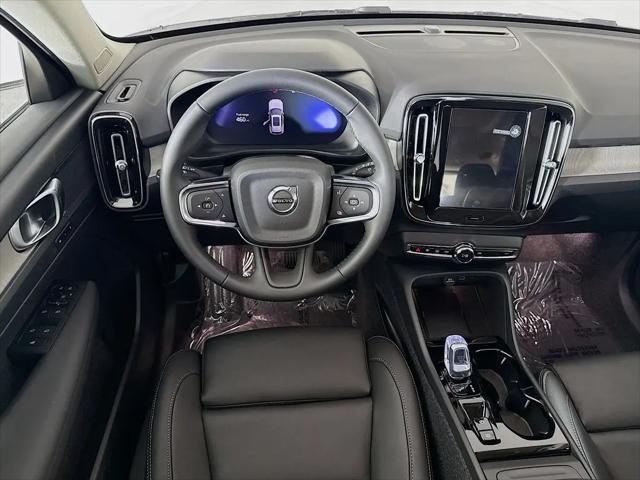 2026 Volvo XC40 Plus, B5 AWD Gas (mild hybrid), Dark