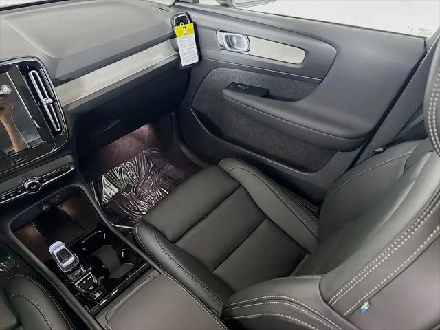 2026 Volvo XC40 Plus, B5 AWD Gas (mild hybrid), Dark