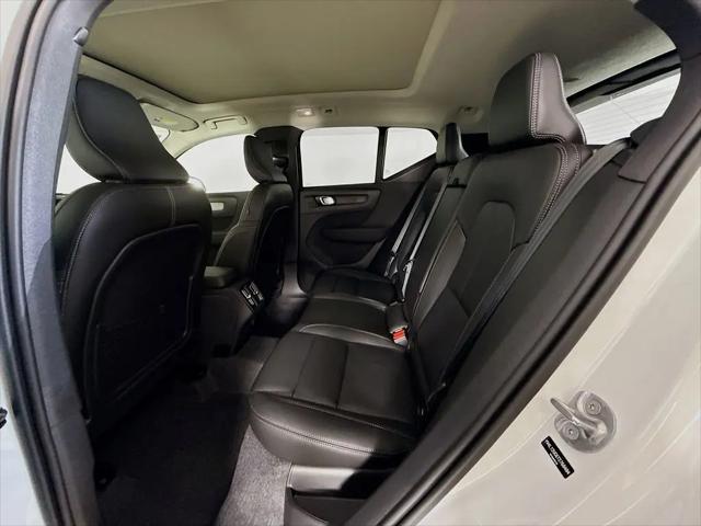 2026 Volvo XC40 Plus, B5 AWD Gas (mild hybrid), Dark
