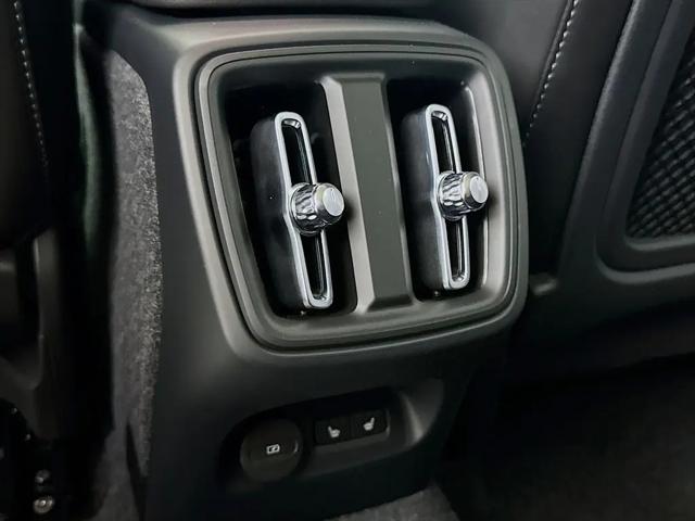 2026 Volvo XC40 Plus, B5 AWD Gas (mild hybrid), Dark