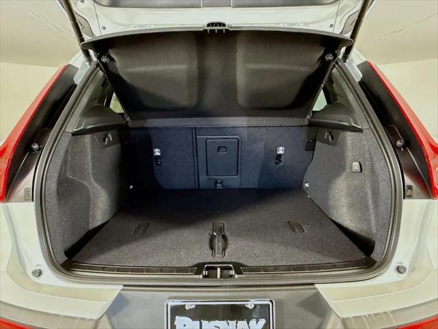 2026 Volvo XC40 Plus, B5 AWD Gas (mild hybrid), Dark