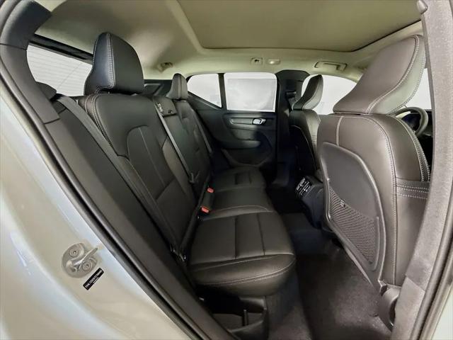 2026 Volvo XC40 Plus, B5 AWD Gas (mild hybrid), Dark