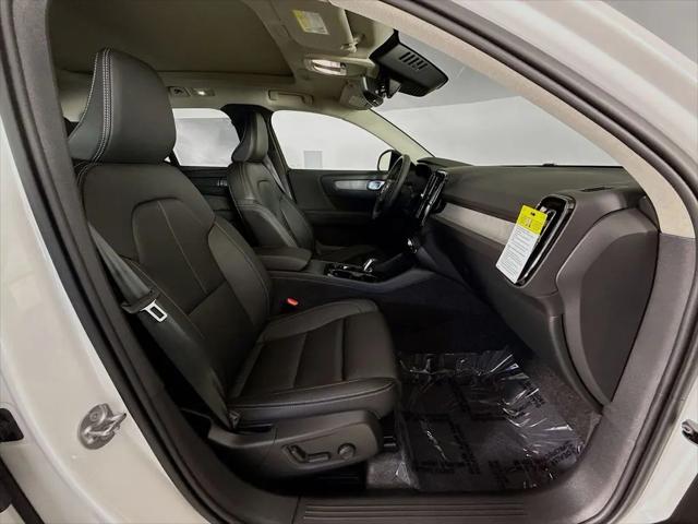 2026 Volvo XC40 Plus, B5 AWD Gas (mild hybrid), Dark