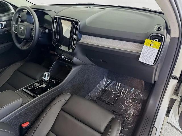 2026 Volvo XC40 Plus, B5 AWD Gas (mild hybrid), Dark