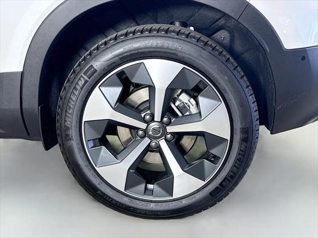 2026 Volvo XC40 Plus, B5 AWD Gas (mild hybrid), Dark