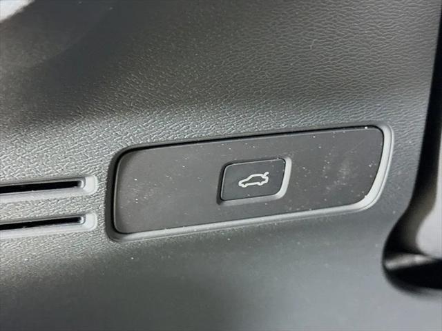 2026 Volvo XC40 Ultra, B5 AWD Gas (mild hybrid), Dark