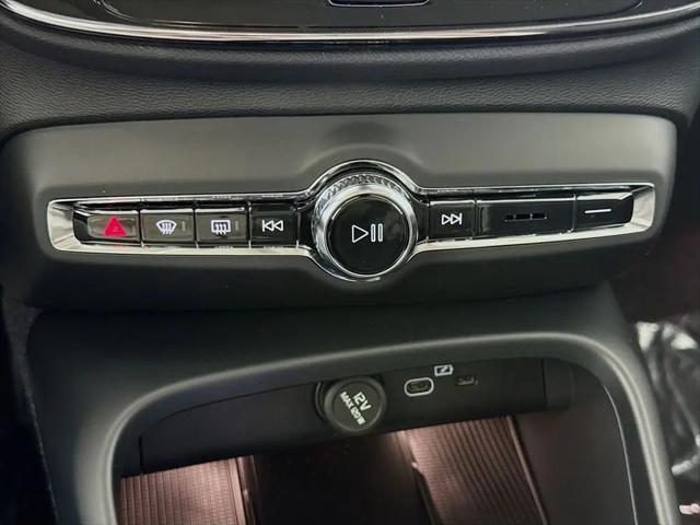2026 Volvo XC40 Ultra, B5 AWD Gas (mild hybrid), Dark