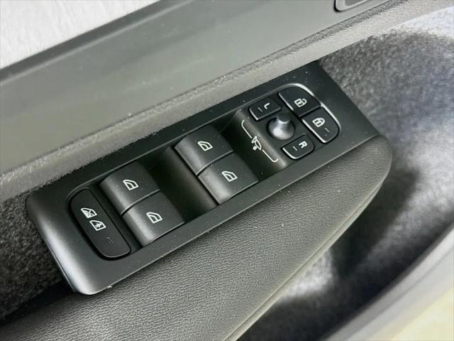 2026 Volvo XC40 Ultra, B5 AWD Gas (mild hybrid), Dark