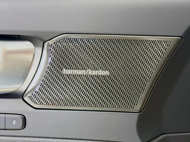 2026 Volvo XC40 Ultra, B5 AWD Gas (mild hybrid), Dark